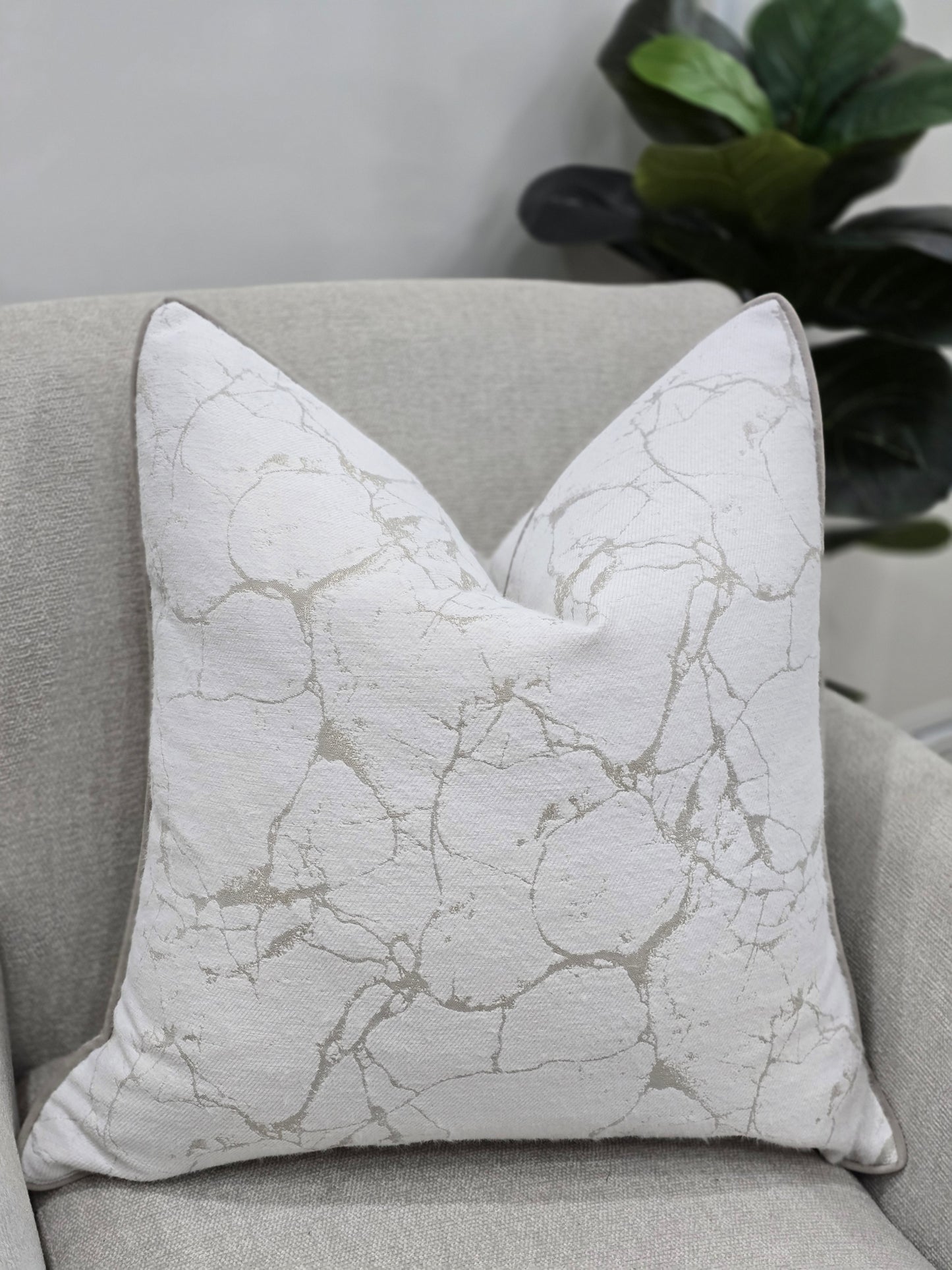 Ezzi cushion