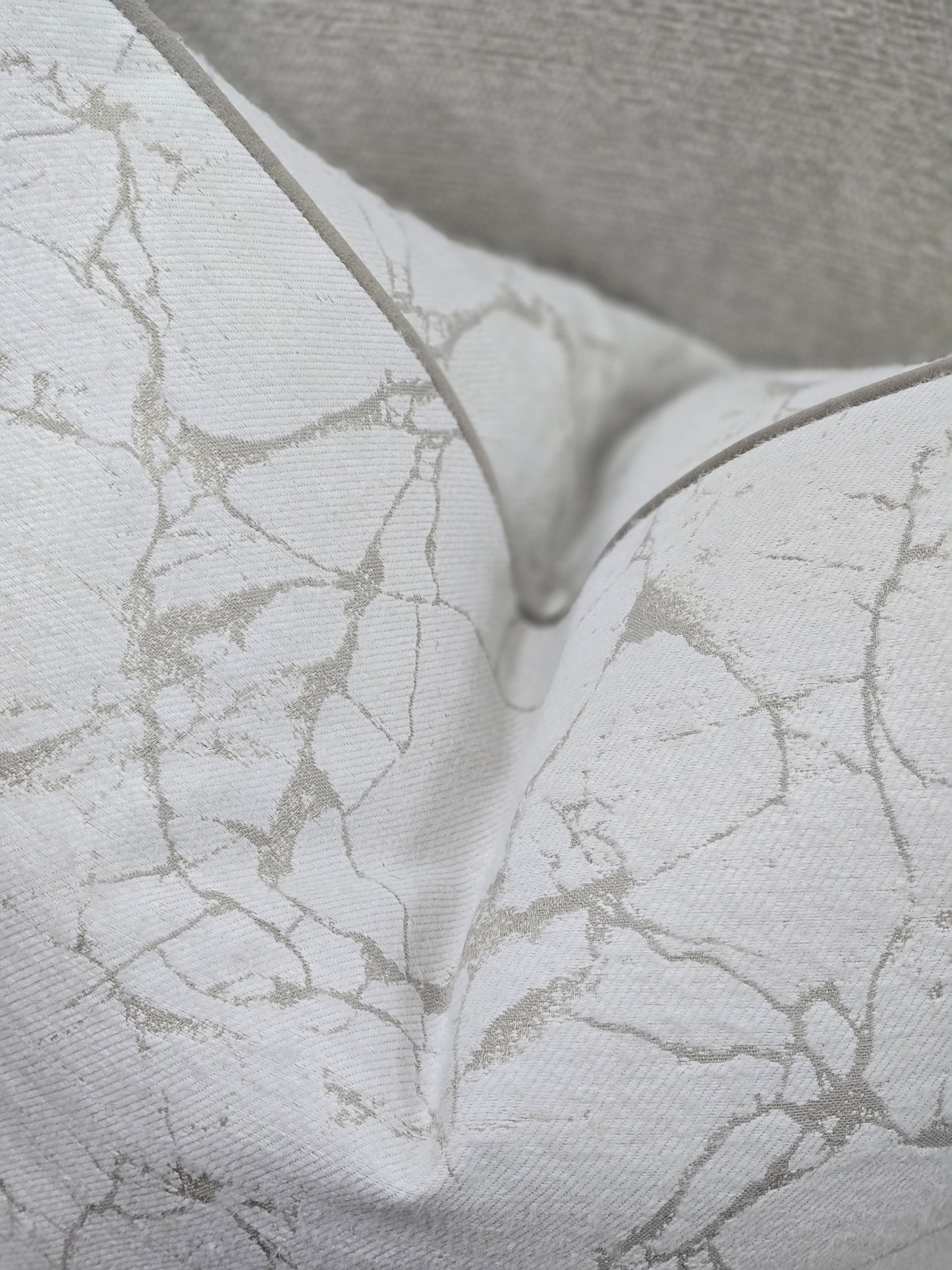 Ezzi cushion