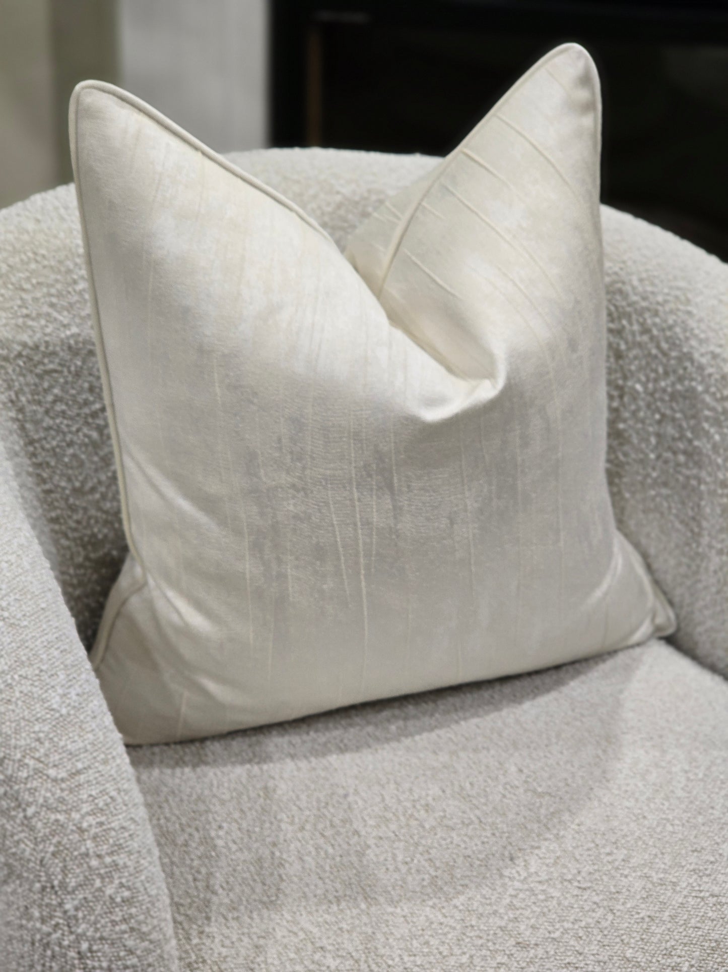 Noire cushion