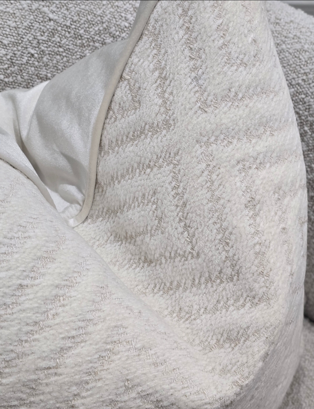 Alira cushion