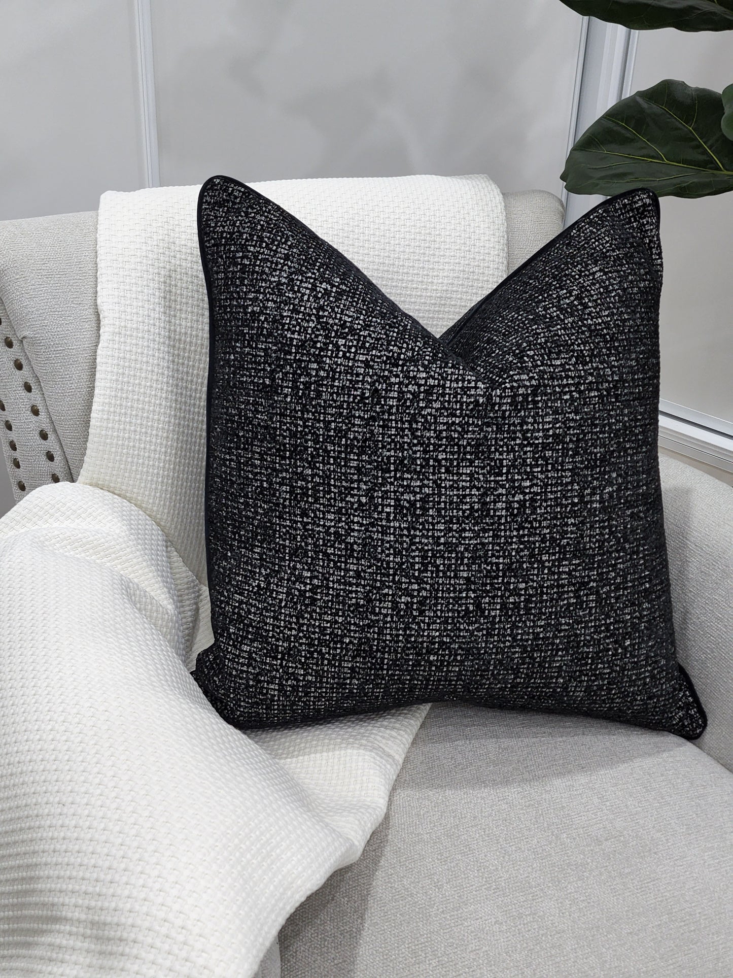 Viven White throw blanket /black piping