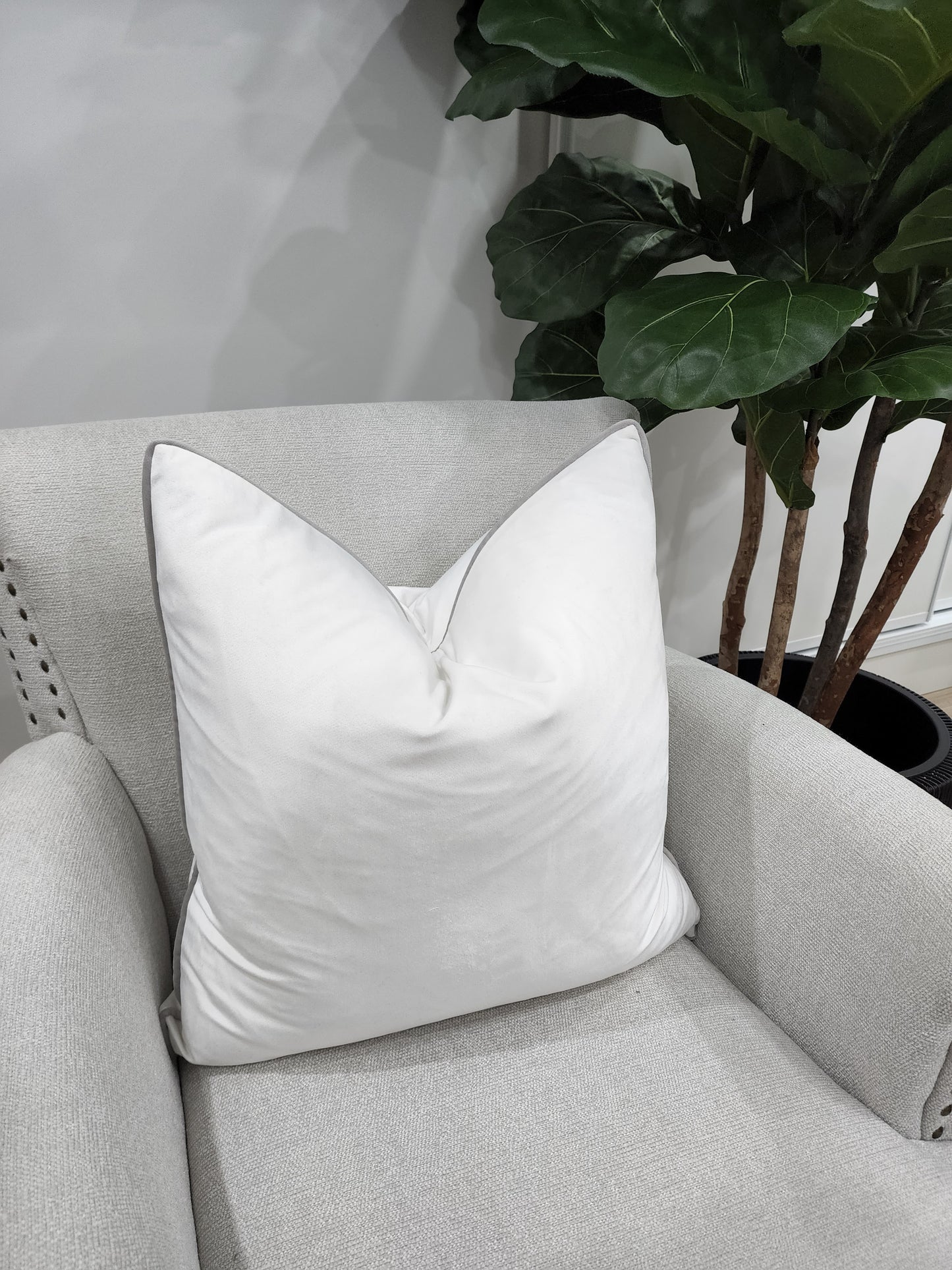Sari white /grey cushion
