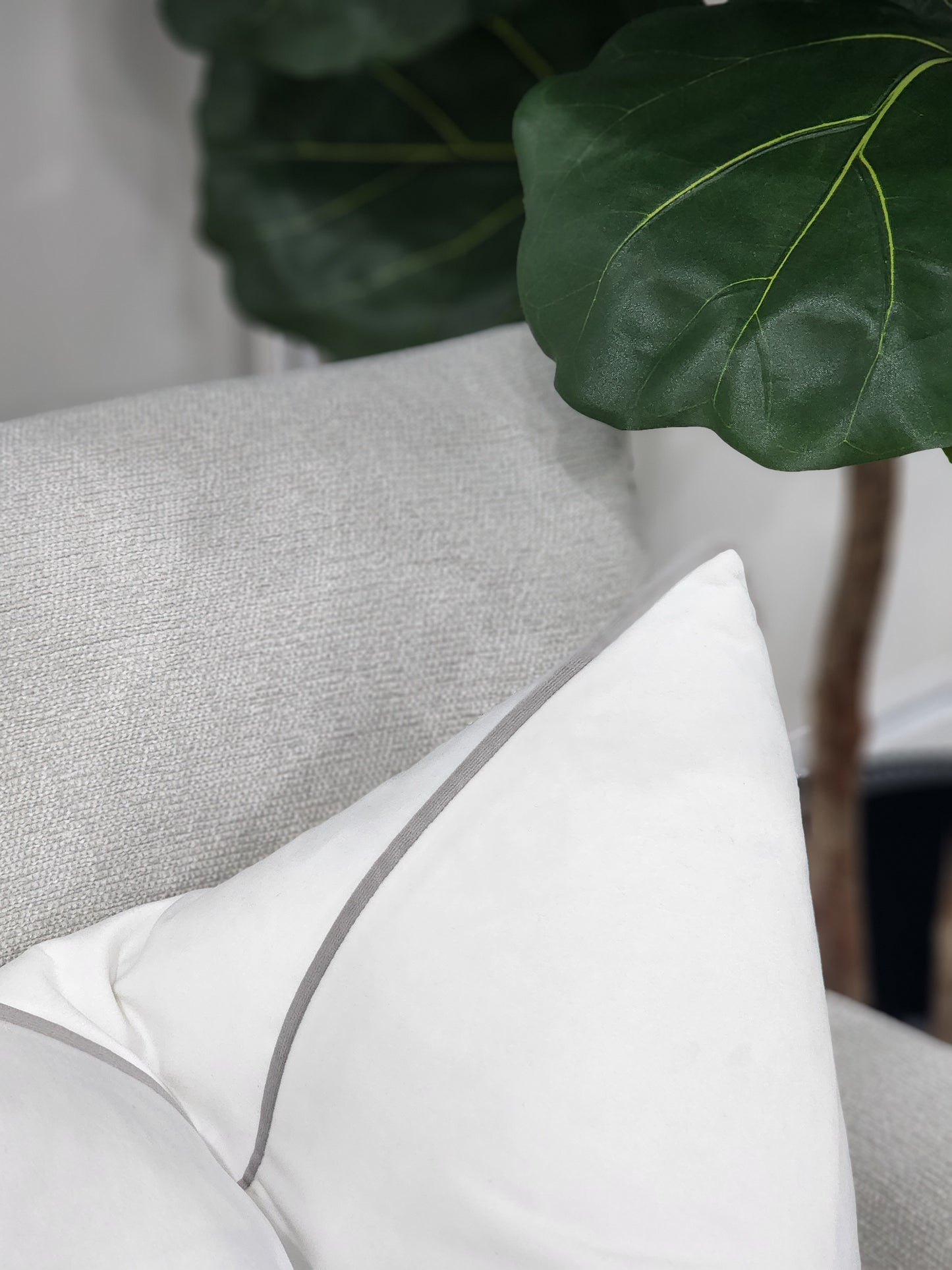Sari white /grey cushion