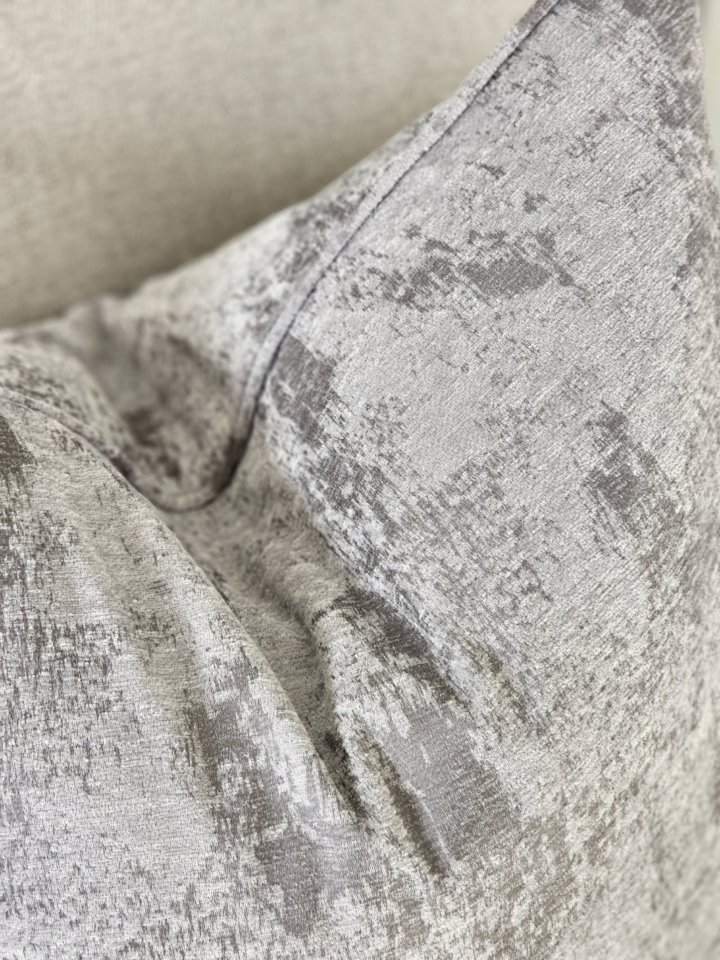 Adila cushion