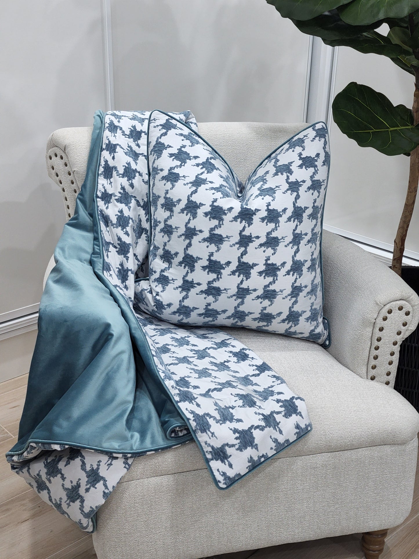 Marwa Aqua houndstooth throw blanket