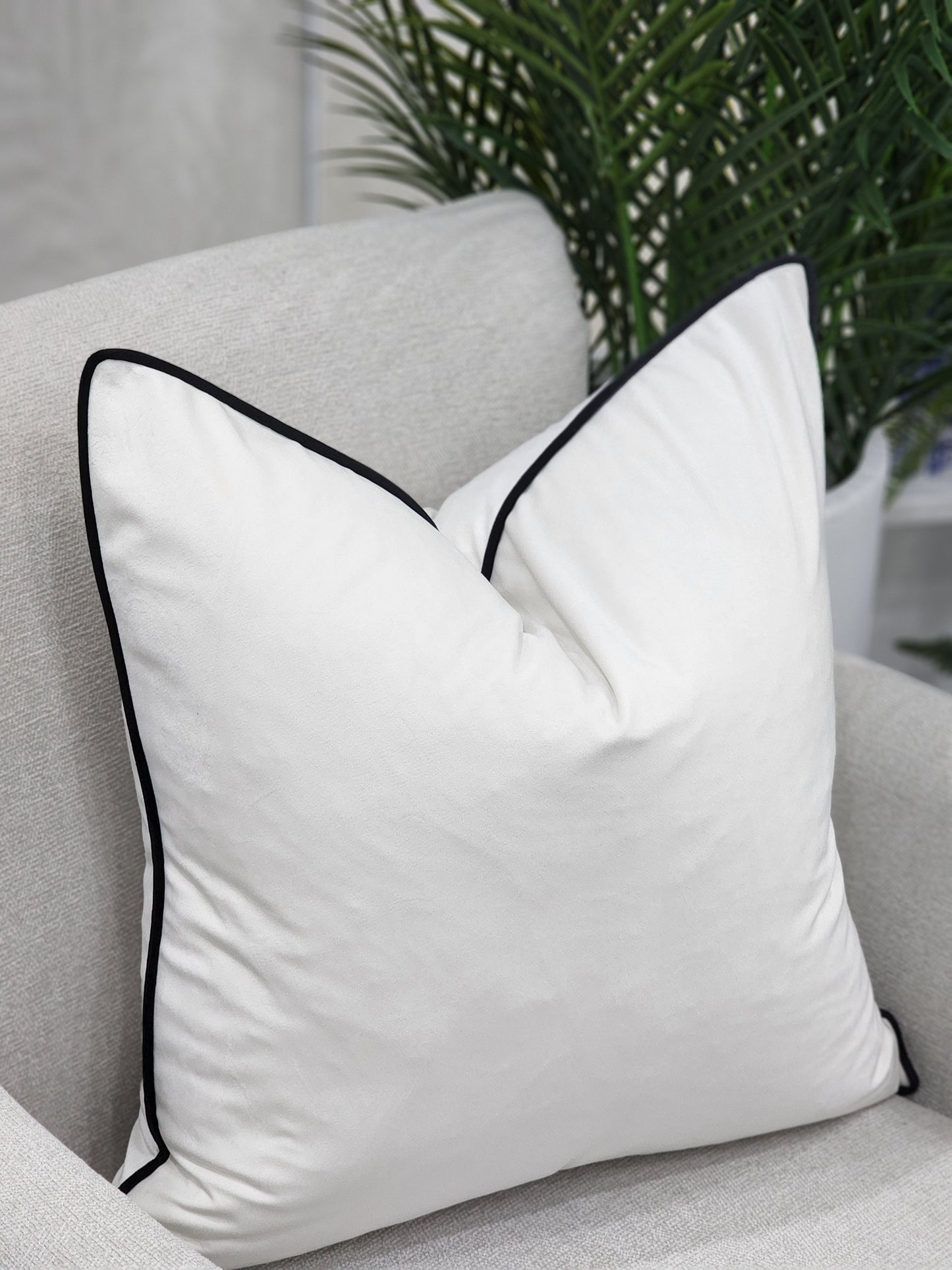 Sari (white/black piping) cushion