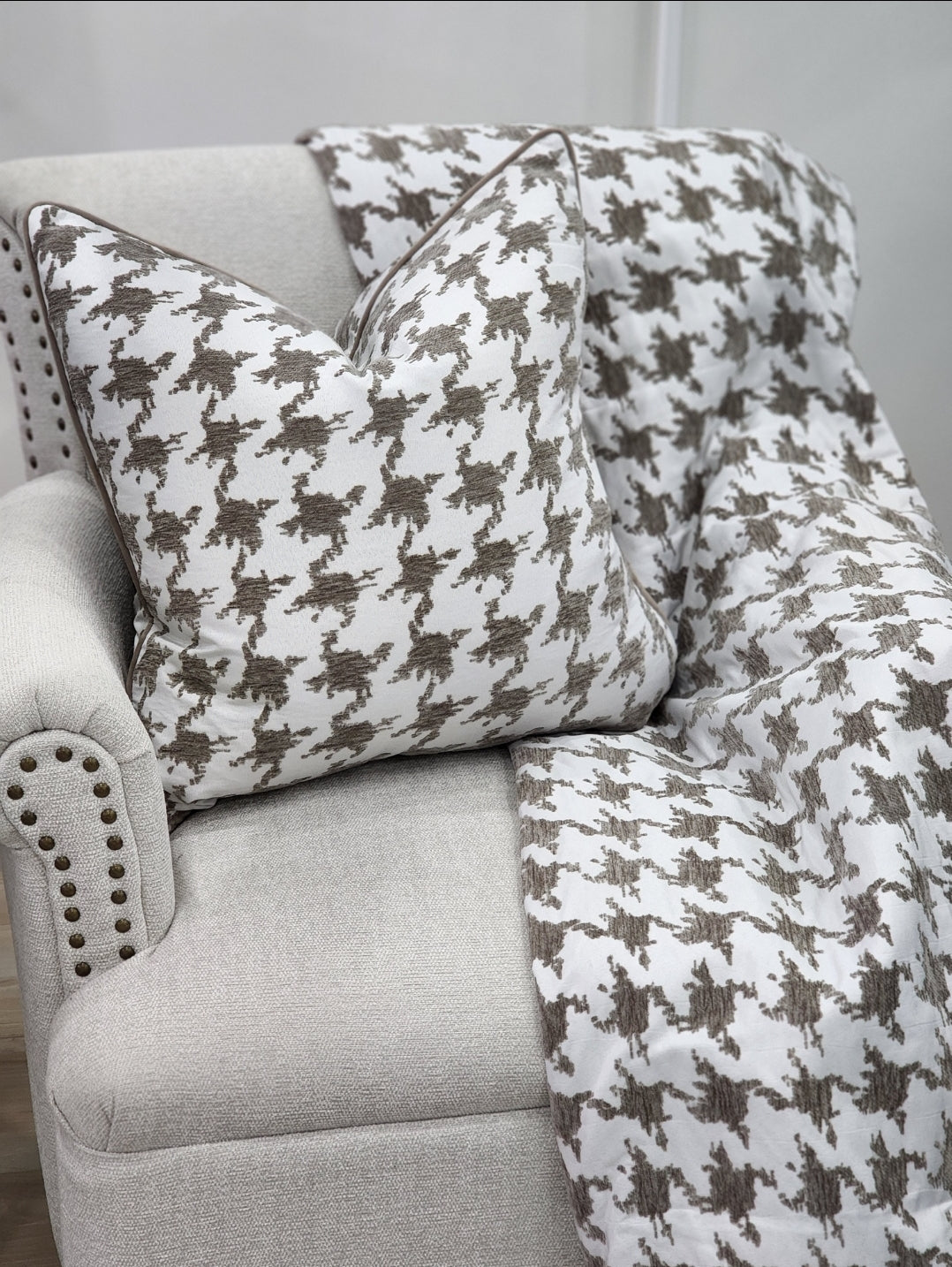 Morocco Mocha houndstooth pattern throw